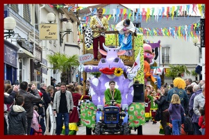 Carnaval de Pornic côté rue du Maréchal Foch - auteur : Hugo de Retz