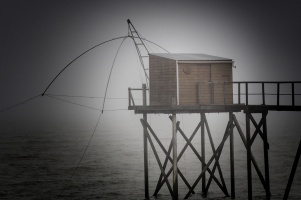 tranges cabanes dans le brouillard - auteur : Alain Barr