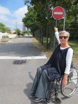Pornic - 30/07/2014 - En fauteuil roulant, Brigitte peut prendre les sens interdits 