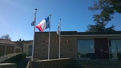 Pornic - 18/02/2015 - Saint-Viaud : les drapeaux européen et breton déchirés