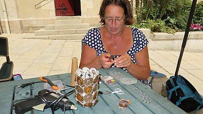Pornic - 27/07/2015 - Sylvia Mallet transforme les capsules de café en bijoux 